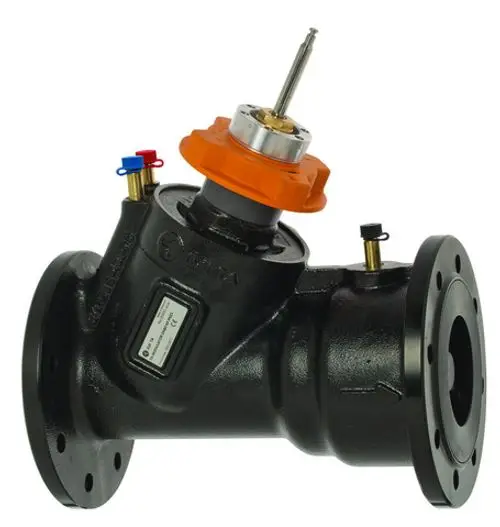 Regulierventil von IMI Hydronic Engineering mit Flanschen zur Druckunabhängigkeit. Sichtbar sind Anschlüsse und ein Stellmechanismus zur Regelung des Durchflusses.